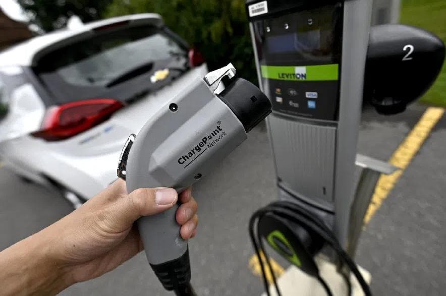 Ottawa axes EV mandate, relaunches rebates program with new auto strategy