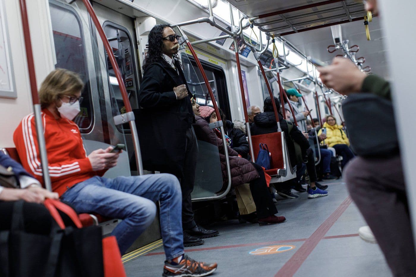 Rogers ordered to open TTC wireless network to all carriers: Minister