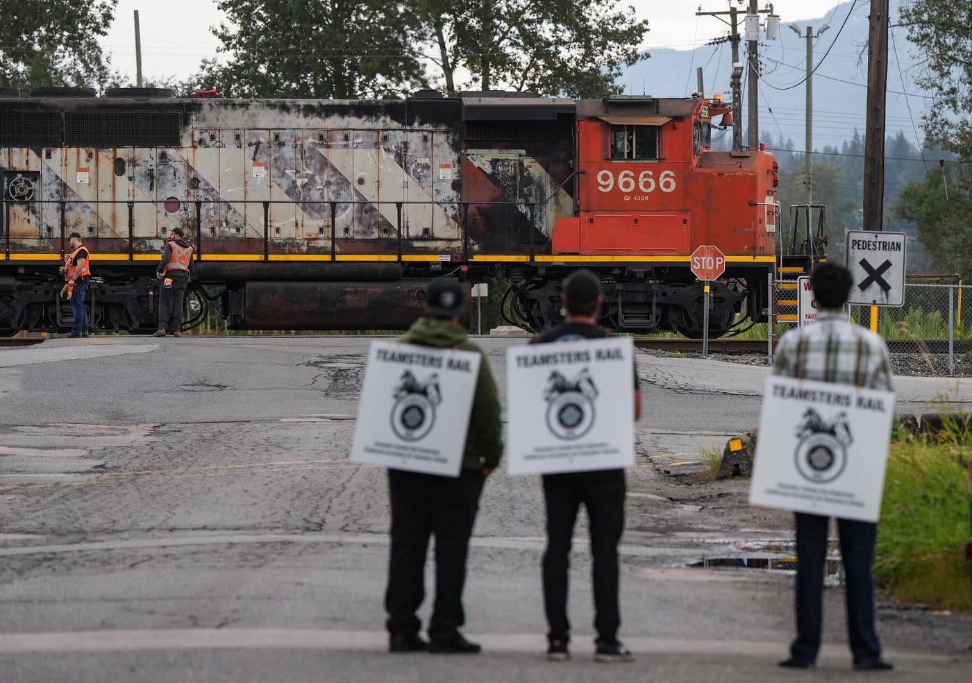 Ottawa’s move to end rail shutdown prompts debate over workers’ rights