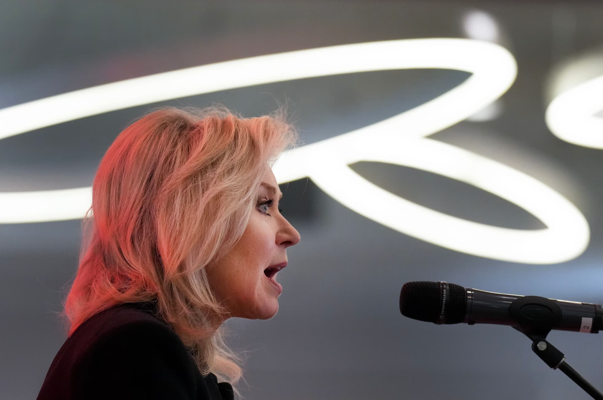 Crombie slams Ford over Trump support, pitches plan to fight tariffs